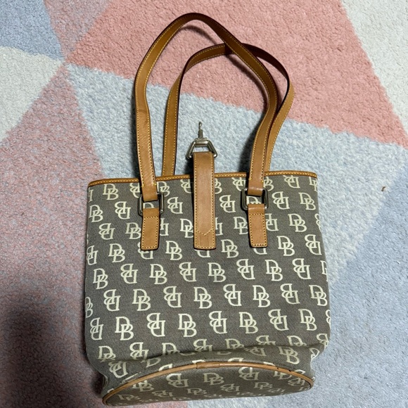 Vintage Authentic Dooney & Bourke Signature Tan & Gray Logo Hobo Bucket Bag - Picture 2 of 9